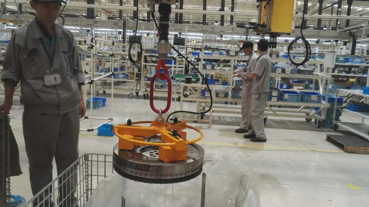 汽车制造业中的轮毂吊装搬运利器 磁力吊具的应用与优势